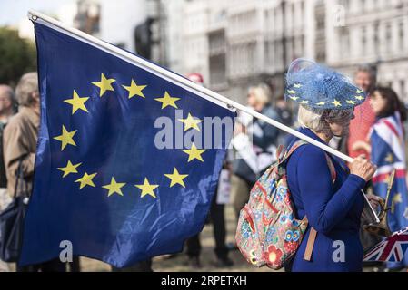 (190904) -- LONDON, 4. September 2019 (Xinhua) -- Demonstranten versammeln sich am 4. September 2019 vor den Parlamentshäusern in London, Großbritannien. Der britische Gesetzgeber lehnte am Mittwoch einen Antrag von Premierminister Boris Johnson ab, der eine Parlamentswahl am 15. Oktober forderte, was dem Premierminister, der am 31. Oktober versprach, sein Land mit oder ohne Abkommen aus der Europäischen Union zu nehmen, einen weiteren Schlag versetzt. (Foto von Ray Tang/Xinhua) GROSSBRITANNIEN-LONDON-DEMONSTRATION PUBLICATIONxNOTxINxCHN Stockfoto