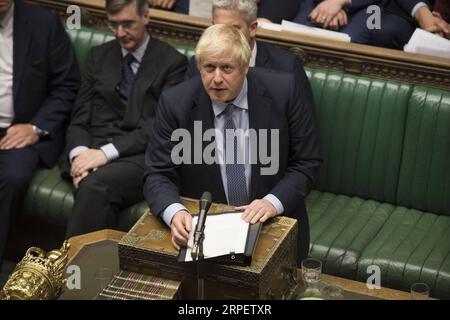 (190904) -- LONDON, 4. September 2019 (Xinhua) -- der britische Premierminister Boris Johnson (C) spricht am 4. September 2019 im britischen Unterhaus in London. Der britische Gesetzgeber lehnte am Mittwoch einen Antrag von Premierminister Boris Johnson ab, der eine Parlamentswahl am 15. Oktober forderte, was dem Premierminister, der am 31. Oktober versprach, sein Land mit oder ohne Abkommen aus der Europäischen Union zu nehmen, einen weiteren Schlag versetzt. (Jessica Taylor/UK Parliament/Handout via Xinhua) HOC OBLIGATORISCHER KREDIT: UK Parliament/Jessica Taylor BRITAIN-LONDON-PARLIAMENT-VOTE PUBLICATIONxNOTxINxCHN Stockfoto