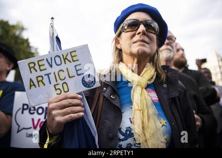 (190904) -- LONDON, 4. September 2019 (Xinhua) -- Demonstranten versammeln sich am 4. September 2019 vor den Parlamentshäusern in London, Großbritannien. Der britische Gesetzgeber lehnte am Mittwoch einen Antrag von Premierminister Boris Johnson ab, der eine Parlamentswahl am 15. Oktober forderte, was dem Premierminister, der am 31. Oktober versprach, sein Land mit oder ohne Abkommen aus der Europäischen Union zu nehmen, einen weiteren Schlag versetzt. (Foto von Ray Tang/Xinhua) GROSSBRITANNIEN-LONDON-DEMONSTRATION PUBLICATIONxNOTxINxCHN Stockfoto