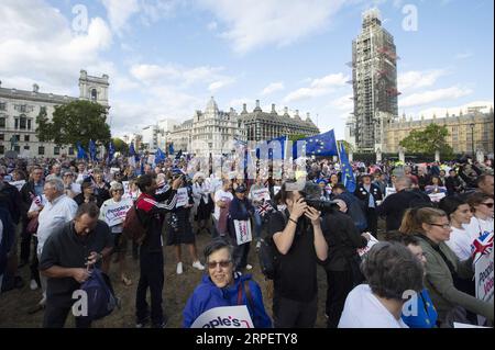 (190904) -- LONDON, 4. September 2019 (Xinhua) -- Demonstranten versammeln sich am 4. September 2019 vor den Parlamentshäusern in London, Großbritannien. Der britische Gesetzgeber lehnte am Mittwoch einen Antrag von Premierminister Boris Johnson ab, der eine Parlamentswahl am 15. Oktober forderte, was dem Premierminister, der am 31. Oktober versprach, sein Land mit oder ohne Abkommen aus der Europäischen Union zu nehmen, einen weiteren Schlag versetzt. (Foto von Ray Tang/Xinhua) GROSSBRITANNIEN-LONDON-DEMONSTRATION PUBLICATIONxNOTxINxCHN Stockfoto