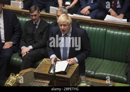 (190904) -- LONDON, 4. September 2019 (Xinhua) -- der britische Premierminister Boris Johnson (C) spricht am 4. September 2019 im britischen Unterhaus in London. Der britische Gesetzgeber lehnte am Mittwoch einen Antrag von Premierminister Boris Johnson ab, der eine Parlamentswahl am 15. Oktober forderte, was dem Premierminister, der am 31. Oktober versprach, sein Land mit oder ohne Abkommen aus der Europäischen Union zu nehmen, einen weiteren Schlag versetzt. (Jessica Taylor/UK Parliament/Handout via Xinhua) HOC OBLIGATORISCHER KREDIT: UK Parliament/Jessica Taylor BRITAIN-LONDON-PARLIAMENT-VOTE PUBLICATIONxNOTxINxCHN Stockfoto
