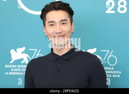 (190905) -- VENEDIG, 5. September 2019 -- der chinesische Schauspieler Mark Chao nimmt am 76. Filmfestival in Venedig, Italien, am 4. September 2019 an einem Fototermin für den Film Saturday Fiction Teil. Der chinesische Film Saturday Fiction tritt zusammen mit 20 weiteren Filmen beim 76. Filmfestival in Venedig im Lido der Lagunenstadt bis zum 7. September an. ITALIEN-VENEDIG-FILM FESTIVAL-CHINESISCHER FILM SAMSTAG FICTION-CAST-MITGLIEDER CHENGXTINGTING PUBLICATIONXNOTXINXCHN Stockfoto