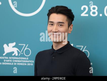 (190905) -- VENEDIG, 5. September 2019 -- der chinesische Schauspieler Mark Chao nimmt am 76. Filmfestival in Venedig, Italien, am 4. September 2019 an einem Fototermin für den Film Saturday Fiction Teil. Der chinesische Film Saturday Fiction tritt zusammen mit 20 weiteren Filmen beim 76. Filmfestival in Venedig im Lido der Lagunenstadt bis zum 7. September an. ITALIEN-VENEDIG-FILM FESTIVAL-CHINESISCHER FILM SAMSTAG FICTION-CAST-MITGLIEDER CHENGXTINGTING PUBLICATIONXNOTXINXCHN Stockfoto