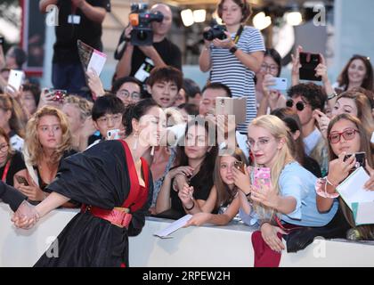 (190905) -- VENEDIG, 5. September 2019 -- die chinesische Schauspielerin Gong Li posiert mit ihren Fans während der Premiere des Films Saturday Fiction während des 76. Internationalen Filmfestivals in Venedig, Italien, 4. September 2019. Der chinesische Film Saturday Fiction tritt zusammen mit 20 weiteren Filmen beim 76. Filmfestival in Venedig im Lido der Lagunenstadt bis zum 7. September an. ITALIEN-VENEDIG-FILM FESTIVAL-CHINESISCHER FILM SAMSTAG FICTION-ROTER TEPPICH CHENGXTINGTING PUBLICATIONXNOTXINXCHN Stockfoto