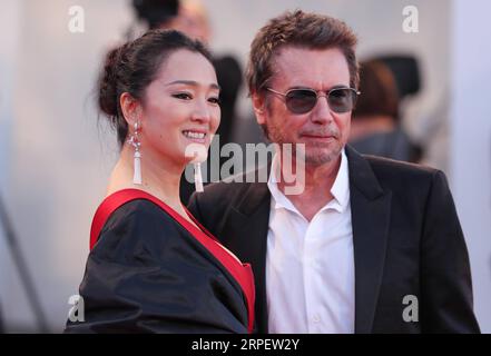 (190905) -- VENEDIG, 5. September 2019 -- die chinesische Schauspielerin Gong Li posiert mit ihrem Ehemann Jean-Michel Jarre auf dem roten Teppich für die Premiere des Films Saturday Fiction während des 76. Internationalen Filmfestivals in Venedig, Italien, 4. September 2019. Der chinesische Film Saturday Fiction tritt zusammen mit 20 weiteren Filmen beim 76. Filmfestival in Venedig im Lido der Lagunenstadt bis zum 7. September an. ITALIEN-VENEDIG-FILM FESTIVAL-CHINESISCHER FILM SAMSTAG FICTION-ROTER TEPPICH CHENGXTINGTING PUBLICATIONXNOTXINXCHN Stockfoto