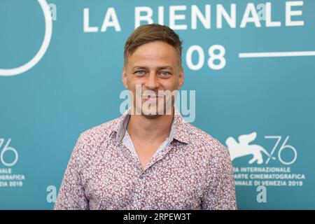 (190905) -- VENEDIG, 5. September 2019 -- Schauspieler Tom Wlaschiha nimmt an einem Fototermin für den Film Saturday Fiction auf dem 76. Filmfestival in Venedig, Italien, 4. September 2019 Teil. Der chinesische Film Saturday Fiction tritt zusammen mit 20 weiteren Filmen beim 76. Filmfestival in Venedig im Lido der Lagunenstadt bis zum 7. September an. ITALIEN-VENEDIG-FILM FESTIVAL-CHINESISCHER FILM SAMSTAG FICTION-CAST-MITGLIEDER CHENGXTINGTING PUBLICATIONXNOTXINXCHN Stockfoto