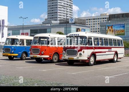 Der alte rot-blaue Skoda-Bus. Tschechoslowakisches Skoda RTO 706 Karosa-Modell. Touristenbusse im Vintage-Modell. Die Straße der Altstadt ist eine Touristenattraktion. Polen, Warschau - 27. Juli 2023. Stockfoto