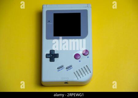 Tragbare Spielekonsolen waren in den 90er Jahren sehr beliebt. Stockfoto
