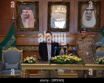 (190905) -- RIYADH, 5. September 2019 -- der stellvertretende US-Staatssekretär für nahöstliche Angelegenheiten David Schenker (L) nimmt am 5. September 2019 an einer Pressekonferenz in einer Militäranlage in Al Kharj, südlich von Riyadh, Saudi-Arabien, Teil. David Schenker sagte am Donnerstag, dass die Vereinigten Staaten in Gesprächen mit den Huthi-Rebellen im Jemen sind, um den Bürgerkrieg des Landes zu beenden. SAUDI ARABIEN-RIAD-US-DAVID SCHENKER-VISIT TUXYIFAN PUBLICATIONXNOTXINXCHN Stockfoto