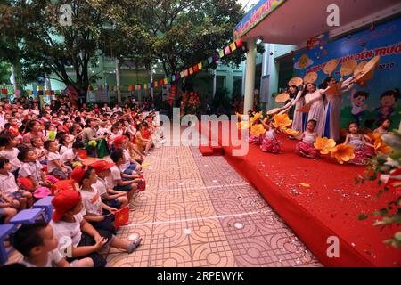 (190905) -- HANOI, 5. September 2019 (Xinhua) -- Kinder nehmen an einer Zeremonie Teil, die das neue Schuljahr in Hanoi, Vietnam, am 5. September 2019 eröffnet. Mehr als 24 Millionen Schüler in ganz Vietnam begannen am Donnerstag das Schuljahr 2019-2020, berichtete die Vietnam News Agency. (VNA via Xinhua) VIETNAM-HANOI-NEUES SCHULJAHR PUBLICATIONxNOTxINxCHN Stockfoto