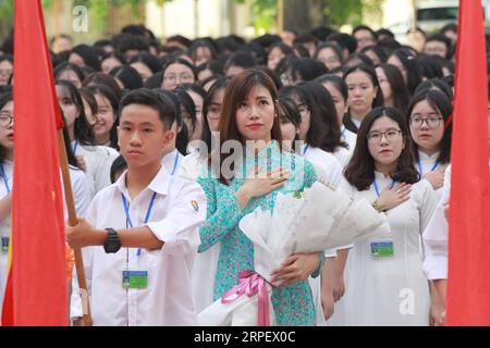 (190905) -- HANOI, 5. September 2019 (Xinhua) -- Eine Lehrerin und ihre Schüler nehmen am 5. September 2019 an einer Zeremonie zur Eröffnung des neuen Schuljahres in Hanoi, Vietnam, Teil. Mehr als 24 Millionen Schüler in ganz Vietnam begannen am Donnerstag das Schuljahr 2019-2020, berichtete die Vietnam News Agency. (VNA via Xinhua) VIETNAM-HANOI-NEUES SCHULJAHR PUBLICATIONxNOTxINxCHN Stockfoto