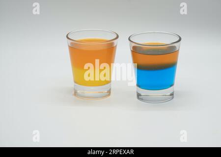Zwei Gläser, eine mit Orange und Lemon Jelly und die andere Blue Berry und Orange Jelly isoliert auf weißem Hintergrund Stockfoto