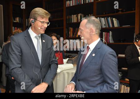 München, Deutschland. September 2023. Der tschechische Verkehrsminister Martin Kupka, links, spricht mit dem deutschen Minister für Verkehr, Bau und Wohnen Volker Wissing während der E-Fuels Conference 2023, internationaler Konferenz über synthetische Kraftstoffe (E-Fuels), am 4. September 2023 in München. Ales Zapotocky/CTK Photo/Alamy Live News Stockfoto