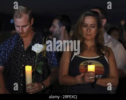 (190906) -- LOS ANGELES, 6. September 2019 -- Menschen nehmen an einem Gebet und einer Mahnwache für die Opfer der Bootsfeuer am Santa Monica Beach in Santa Monica, Kalifornien, USA, 5. September 2019 Teil. Die örtlichen Behörden bestätigten am Donnerstag, dass am frühen Montag 34 Menschen bei dem Brand des Tauchbootes vor der Küste Südkaliforniens ums Leben kamen. Das U.S. National Transportation Safety Board (NTSB) sagte am Mittwoch, dass es innerhalb von 10 Tagen einen vorläufigen Bericht über die Ursache des Tauchbootbrandes veröffentlichen werde. Ein abschließender Bericht über den frühen Montag Unfall, der zu geschätzten 34 Todesfällen führte, könnte zwei Jahre dauern, um freigelassen zu werden, sagte N Stockfoto