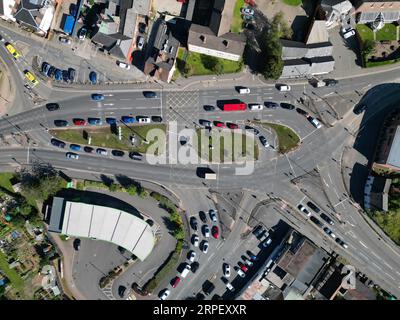 Hereford UK - Luftansicht auf den vielbefahrenen Kreisverkehr A49, der mit der A465 verbunden ist, und Abfahrt zum Supermarkt in Belmont im September 2023 Stockfoto