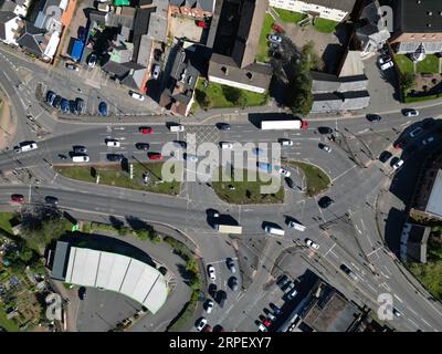 Hereford UK - Luftansicht auf den vielbefahrenen Kreisverkehr A49, der mit der A465 verbunden ist, und Abfahrt zum Supermarkt in Belmont im September 2023 Stockfoto