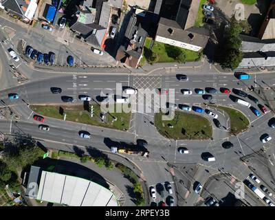 Hereford UK - Luftansicht auf den vielbefahrenen Kreisverkehr A49, der mit der A465 verbunden ist, und Abfahrt zum Supermarkt in Belmont im September 2023 Stockfoto