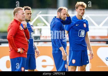 Zeist, Niederlande. September 2023. ZEIST, NIEDERLANDE - 4. SEPTEMBER: Cheftrainer Ronald Koeman aus den Niederlanden, Daley Blind aus den Niederlanden reibt sich während der niederländischen Trainingsveranstaltung am KNVB Campus am 4. September 2023 in Zeist, Niederlande (Foto: Broer van den Boom/Orange Pictures) Credit: Orange Pics BV/Alamy Live News Stockfoto