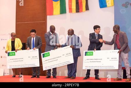 190907 -- NAIROBI, 7. September 2019 -- Jin Yetao Stipendium wird bei der Abschlusszeremonie der sechsten Ausgabe der Africa Tech Challenge ATC in Nairobi, Kenia, am 5. September 2019 ausgegeben. Die sechste Ausgabe der Africa Tech Challenge ATC fand in Nairobi statt und zog Teilnehmer aus acht afrikanischen Ländern an. Alle 48 Studenten und 16 Berater haben sich für die fünfwöchige Schulung zur CNC-Computerdrehmaschine engagiert und hatten einen heftigen zweitägigen CNC-Drehwettbewerb. Fünfzehn kenianische Studenten der technischen Ausbildung haben Stipendien in Höhe von 1,5 Millionen Schilling 15.000 US-Dollar in Hon gewonnen Stockfoto