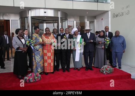 190906 -- dar es SALAAM, 6. September 2019 Xinhua -- der tansanische Präsident John Magufuli 4th L, Front und der ugandische Präsident Yoweri Museveni 3rd R, Front, schnitten bei der Einweihungszeremonie eines Gebäudes, das von der China Railway Construction Engineering Group in dar es Salaam, Tansania, am 6. September 2019 errichtet wurde, ein Band. Der tansanische Präsident John Magufuli und der ugandische Präsident Yoweri Museveni weihten am Freitag das Mwalimu Nyerere Foundation MNF Building ein, das von der China Railway Construction Engineering Group CRCEG gebaut wurde. XINHUA TANZANIA-DAR ES SALAAM-UGANDA-LEADERS-CHINA-BUILDING-INAUGURATION PUBLICATIONXNOTXINXCHN Stockfoto