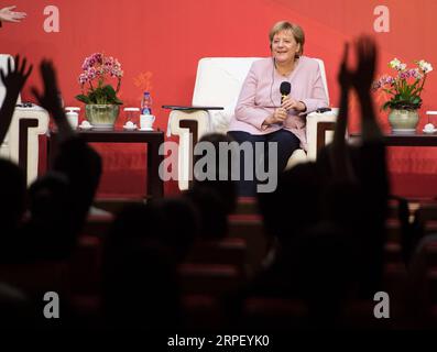 (190907) -- WUHAN, 7. September 2019 -- die deutsche Kanzlerin Angela Merkel interagiert mit Lehrern und Studenten der Huazhong University of Science and Technology in Wuhan, Hauptstadt der zentralchinesischen Provinz Hubei, 7. September 2019. Bundeskanzlerin Angela Merkel besuchte Wuhan am Samstag. CHINA-WUHAN-MERKEL-VISIT (CN) XiaoxYijiu PUBLICATIONxNOTxINxCHN Stockfoto