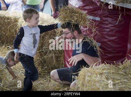 (190907) -- DELTA (KANADA), 7. September 2019 (Xinhua) -- Menschen spielen mit Heu während des Tages auf der Farm Agricultural Fair auf der Westham Island Herb Farm in Delta, Kanada, am 7. September 2019. Der jährliche Tag auf der Landwirtschaftsmesse begann am Samstag und bot verschiedene interaktive landwirtschaftliche Aktivitäten an, um Gemeinden über die Natur und Bedeutung der Landwirtschaft und nicht marktbezogene Umweltdienstleistungen zu informieren. (Foto von Liang Sen/Xinhua) KANADA-DELTA-TAG AUF DER LANDWIRTSCHAFTSMESSE PUBLICATIONxNOTxINxCHN Stockfoto