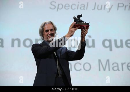 (190908) -- VENEDIG, 8. September 2019 -- Regisseur Franco Maresco reagiert, nachdem er den Sonderpreis der Jury beim 76. Internationalen Filmfestival in Venedig gewonnen hat, für seinen Film Mafia ist nicht das, was er früher war, in Venedig, Italien, 7. September 2019. Das 76. Filmfestival von Venedig fand vom 28. August bis zum 7. September im Lido der italienischen Lagunenstadt statt, wobei 21 Filme im Wettbewerb standen. ITALIEN-VENEDIG-FILM FESTIVAL-PREISVERLEIHUNG CHENGXTINGTING PUBLICATIONXNOTXINXCHN Stockfoto