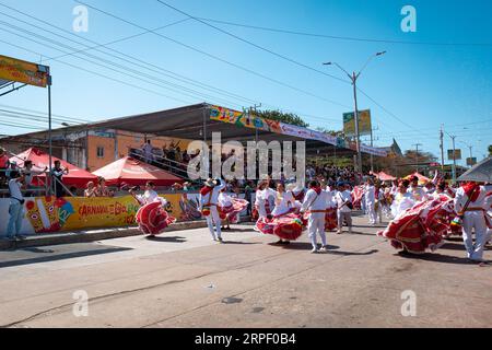 Barranquilla, Kolumbien - 21. Februar 2023: Kolumbianische Männer und Frauen, die in den traditionellen Kostümen der Küste des Landes gekleidet sind, parieren im F Stockfoto