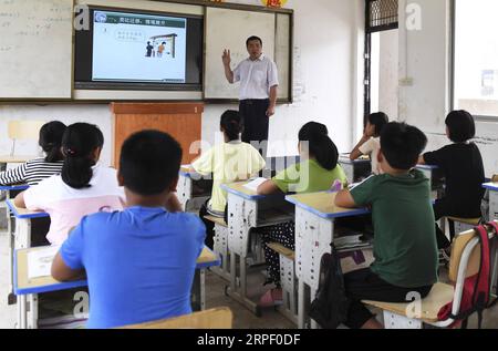 (190908) -- TIANDONG, 8. September 2019 -- Wei Guoji gibt eine Klasse an der Tuogua Primary School im Dorf Tuogua in der Zuodeng Yao Ethnic Township des Tiandong County, südchinesische Autonome Region Guangxi Zhuang, 3. September 2019. Die Grundschule Tuogua liegt in abgelegenen Bergen des Tiandong County und ist mehr als 60 km vom County Seat entfernt, zu dem nur eine schroffe Bergstraße führen kann. Der 53-jährige Wei Guoji, ein gebürtiger Bewohner des Dorfes, ist der Direktor der Dorfschule. Wei wurde als Ersatzlehrer der Schule nach dem Abschluss der Junior High School im Alter von 18 Jahren im Jahr 1984 in Bec rekrutiert Stockfoto