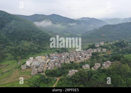 (190908) -- TIANDONG, 8. September 2019 -- Luftaufnahme vom 3. September 2019 zeigt das Dorf Tuogua, wo die Tuogua Primary School angesiedelt ist, in der ethnischen Gemeinde Zuodeng Yao im Tiandong County, der südchinesischen autonomen Region Guangxi Zhuang. Die Grundschule Tuogua liegt in abgelegenen Bergen des Tiandong County und ist mehr als 60 km vom County Seat entfernt, zu dem nur eine schroffe Bergstraße führen kann. Der 53-jährige Wei Guoji, ein gebürtiger Bewohner des Dorfes, ist der Direktor der Dorfschule. Wei wurde nach dem Abitur im Alter von o als Ersatzlehrer der Schule rekrutiert Stockfoto