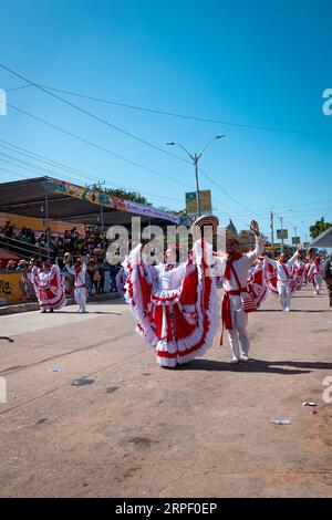 Barranquilla, Kolumbien - 21. Februar 2023: Kolumbianische Männer und Frauen, die in den traditionellen Kostümen der Küste des Landes gekleidet sind, parieren im F Stockfoto