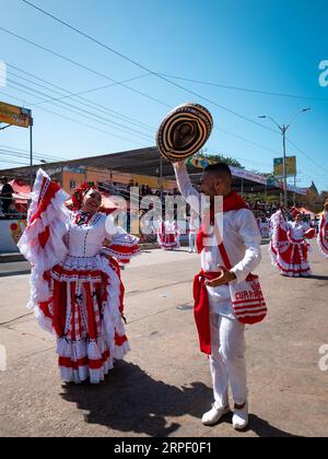 Barranquilla, Kolumbien - 21. Februar 2023: Kolumbianische Männer und Frauen, die in den traditionellen Kostümen der Küste des Landes gekleidet sind, parieren im F Stockfoto