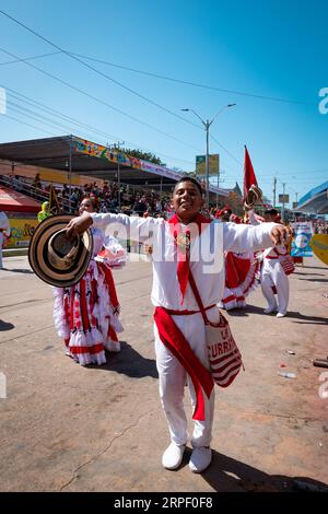 Barranquilla, Kolumbien - 21. Februar 2023: Kolumbianische Männer und Frauen, die in den traditionellen Kostümen der Küste des Landes gekleidet sind, parieren im F Stockfoto