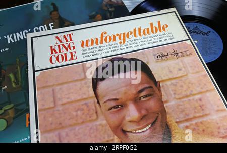 Viersen, Deutschland - 9. Juli. 2023: Close-up der amerikanischen Jazzpianisten und Sängerin Nat King Cole Schallplattensammlung Stockfoto