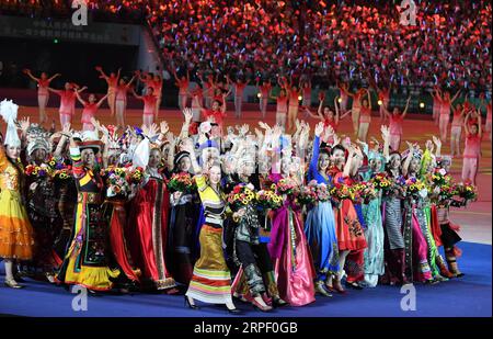 (190908) -- ZHENGZHOU, 8. September 2019 -- Mädchen aus allen 56 ethnischen Gruppen betreten das Stadion mit dem Emblem der 11. ethnischen Spiele Chinas während der Eröffnungszeremonie der 11. nationalen traditionellen Spiele ethnischer Minderheiten der Volksrepublik China in Zhengzhou, Provinz Henan in Zentralchina, 8. September 2019. ) (SP)CHINA-ZHENGZHOU-NATIONALE TRADITIONELLE SPIELE ETHNISCHER MINDERHEITEN - ERÖFFNUNGSZEREMONIE (CN) ZHUXXIANG PUBLICATIONXNOTXINXCHN Stockfoto