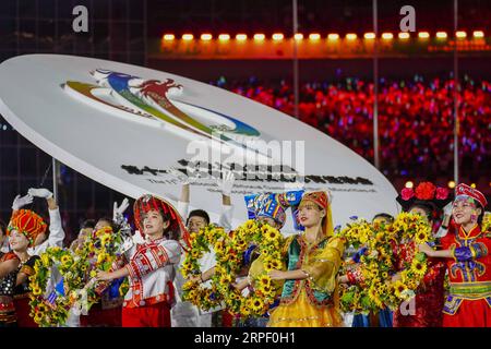 (190908) -- ZHENGZHOU, 8. September 2019 -- das Wappen der 11. ethnischen Spiele Chinas wird während der Eröffnungszeremonie der 11. nationalen traditionellen Spiele ethnischer Minderheiten der Volksrepublik China in Zhengzhou, der zentralchinesischen Provinz Henan, am 8. September 2019 ins Stadion getragen. ) (SP)CHINA-ZHENGZHOU-NATIONALE TRADITIONELLE SPIELE ETHNISCHER MINDERHEITEN - ERÖFFNUNGSZEREMONIE (CN) ZHAOXGE PUBLICATIONXNOTXINXCHN Stockfoto