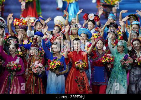 (190908) -- ZHENGZHOU, 8. September 2019 -- Mädchen aus allen 56 ethnischen Gruppen betreten das Stadion mit dem Emblem der 11. ethnischen Spiele Chinas während der Eröffnungszeremonie der 11. nationalen traditionellen Spiele ethnischer Minderheiten der Volksrepublik China in Zhengzhou, Provinz Henan in Zentralchina, 8. September 2019. ) (SP)CHINA-ZHENGZHOU-NATIONALE TRADITIONELLE SPIELE ETHNISCHER MINDERHEITEN - ERÖFFNUNGSZEREMONIE (CN) ZHOUXMI PUBLICATIONXNOTXINXCHN Stockfoto