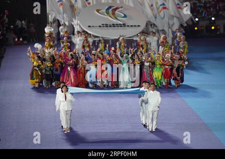 (190908) -- ZHENGZHOU, 8. September 2019 -- die Flagge und das Emblem der 11. ethnischen Spiele Chinas werden während der Eröffnungszeremonie der 11. nationalen traditionellen Spiele ethnischer Minderheiten der Volksrepublik China in Zhengzhou, der zentralchinesischen Provinz Henan, am 8. September 2019 ins Stadion getragen. ) (SP)CHINA-ZHENGZHOU-NATIONALE TRADITIONELLE SPIELE ETHNISCHER MINDERHEITEN - ERÖFFNUNGSZEREMONIE (CN) ZHOUXMI PUBLICATIONXNOTXINXCHN Stockfoto