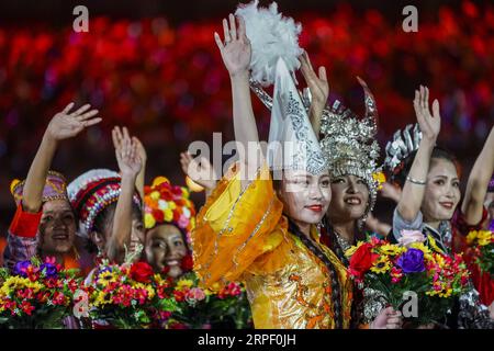 (190908) -- ZHENGZHOU, 8. September 2019 -- Mädchen aus allen 56 ethnischen Gruppen betreten das Stadion mit dem Emblem der 11. ethnischen Spiele Chinas während der Eröffnungszeremonie der 11. nationalen traditionellen Spiele ethnischer Minderheiten der Volksrepublik China in Zhengzhou, Provinz Henan in Zentralchina, 8. September 2019. ) (SP)CHINA-ZHENGZHOU-NATIONALE TRADITIONELLE SPIELE ETHNISCHER MINDERHEITEN - ERÖFFNUNGSZEREMONIE (CN) ZHAOXGE PUBLICATIONXNOTXINXCHN Stockfoto