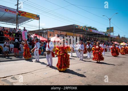 Barranquilla, Kolumbien - 21. Februar 2023: Kolumbianische Männer und Frauen, die in den traditionellen Kostümen der Küste des Landes gekleidet sind, parieren im F Stockfoto