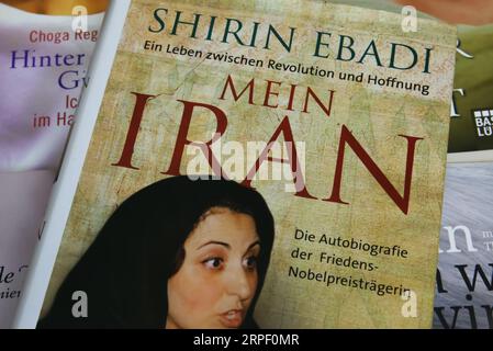 Viersen, Deutschland - 9. Juli. 2023: Autobiographie Iran Erweckung der iranischen Nobelpreisträgerin Shirin Ebadi Stockfoto