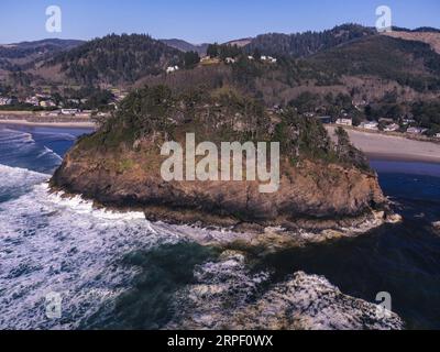 Luftaufnahme von Proposal Rock vor Neskowin an der Küste von Oregon. Stockfoto