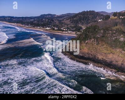 Luftaufnahme von Proposal Rock vor Neskowin an der Küste von Oregon. Stockfoto