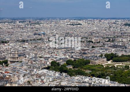 Paris von der Tour Montparnasse mit dem Jardin du Luxembourg, der Eglise Saint-Sulpice, Notre Dame, den Louvres, dem Centre Pompidou Stockfoto