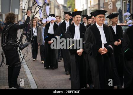 UTRECHT - Professoren gehen in Gewändern durch das Stadtzentrum von Utrecht während der Eröffnung des akademischen Jahres. Die Universität Utrecht (UU) eröffnet das neue akademische Jahr in der Dom-Kirche, gefolgt von der offiziellen Eröffnung des renovierten Universitätsmuseums. ANP JEROEN JUMELET niederlande raus - belgien raus Stockfoto