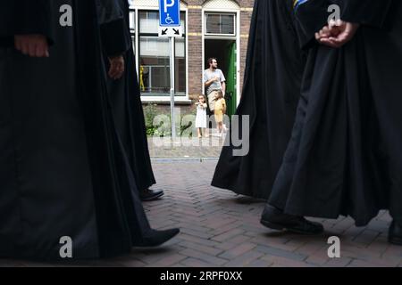 UTRECHT - Professoren laufen während der Eröffnung des akademischen Jahres in Gewändern durch das Stadtzentrum von Utrecht. Die Universität Utrecht (UU) eröffnet das neue akademische Jahr in der Dom-Kirche, gefolgt von der offiziellen Eröffnung des renovierten Universitätsmuseums. ANP JEROEN JUMELET niederlande raus - belgien raus Stockfoto