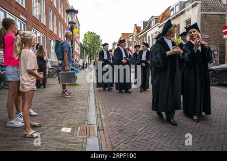 UTRECHT - Professoren gehen in Gewändern durch das Stadtzentrum von Utrecht während der Eröffnung des akademischen Jahres. Die Universität Utrecht (UU) eröffnet das neue akademische Jahr in der Dom-Kirche, gefolgt von der offiziellen Eröffnung des renovierten Universitätsmuseums. ANP JEROEN JUMELET niederlande raus - belgien raus Stockfoto