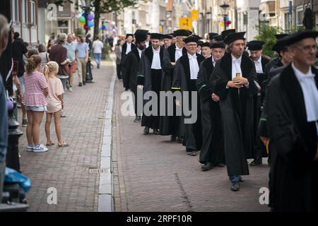 UTRECHT - Professoren gehen in Gewändern durch das Stadtzentrum von Utrecht während der Eröffnung des akademischen Jahres. Die Universität Utrecht (UU) eröffnet das neue akademische Jahr in der Dom-Kirche, gefolgt von der offiziellen Eröffnung des renovierten Universitätsmuseums. ANP JEROEN JUMELET niederlande raus - belgien raus Stockfoto