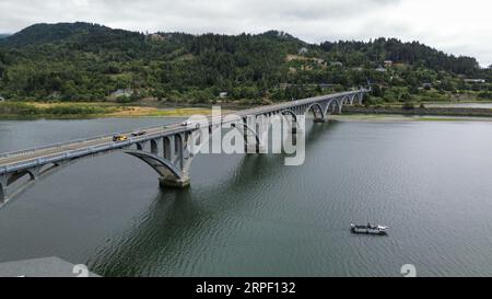 Luftaufnahme der Wedderburn Bridge vor Gold Beach an der Küste von Oregon. Stockfoto