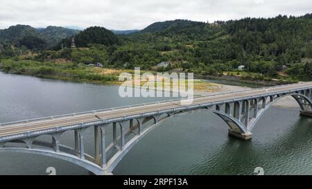 Luftaufnahme der Wedderburn Bridge vor Gold Beach an der Küste von Oregon. Stockfoto